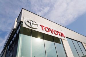 Продажбата на Toyota паѓа трет месец по ред под притисок од Кина и Блискиот Исток