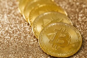 Инвеститорите се повлекуваат од криптовалутите: Биткоинот значително падна и ја губи битката со златото