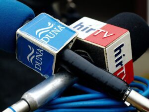 Распад на медиумската мрежа на Орбан: стотици новинари остануваат без работа по политичката промена во Унгарија