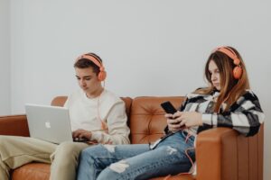 Регионално истражување открива како генерацијата Z навистина ја користи вештачката интелигенција во секојдневниот живот