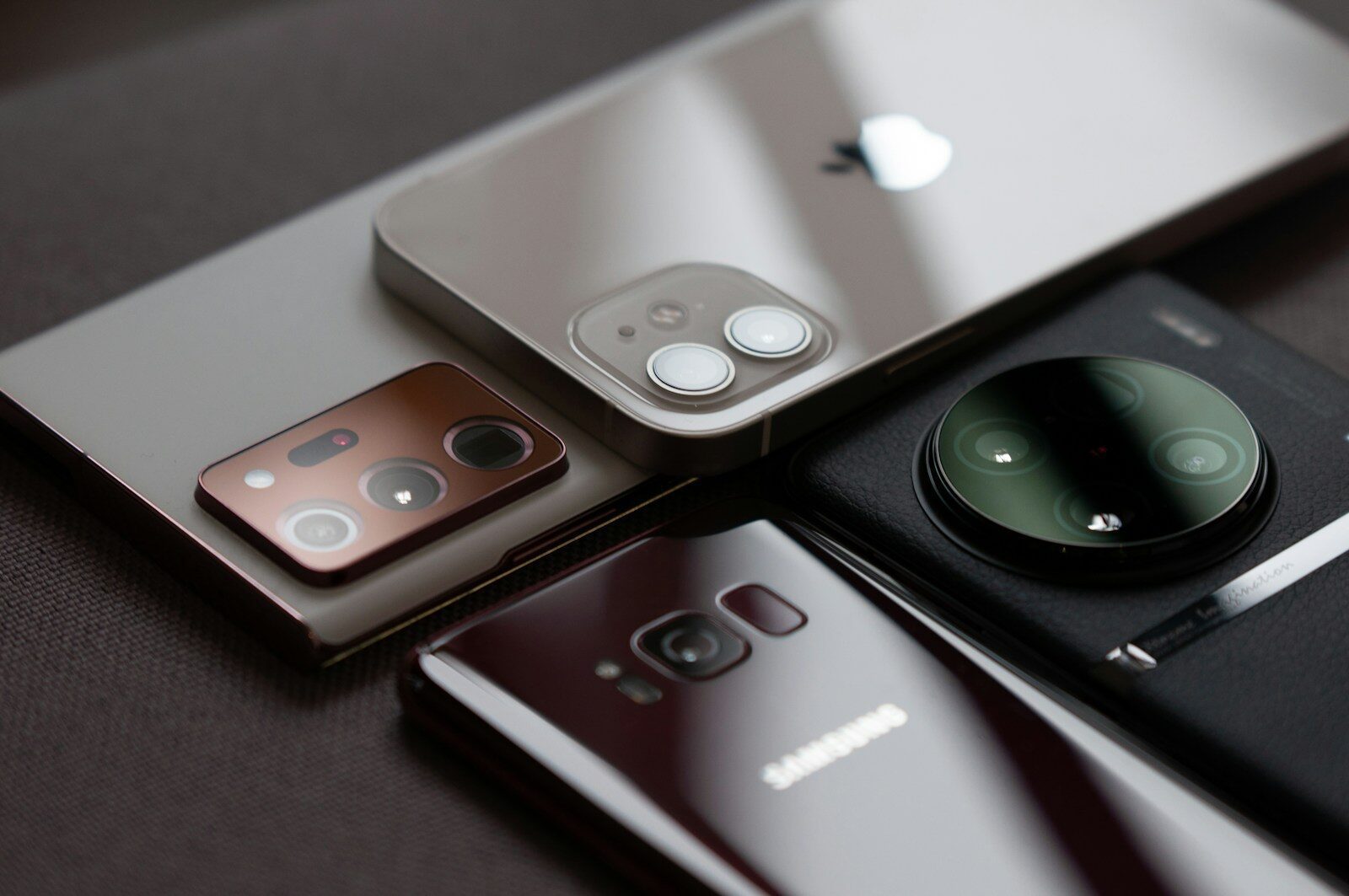 a group of cell phones sitting on top of a table