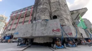 Зграда тешка 7.600 тони „прошета“ низ Шангај со помош на 198 роботски нозе
