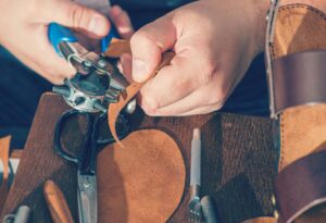 Сите сакаат уникатно, но сè помалку има кој да го изработи: Занаетот што тивко исчезнува