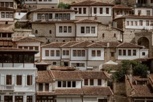 Градот на илјада прозорци: Како албанскиот Берат стана една од најинтересните балкански туристички дестинации?