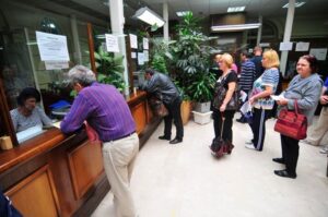 Македонија станува дигитална, но граѓаните сè уште зависат од шалтерите